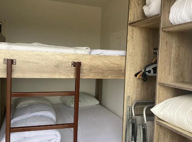 Met Zeezicht, Zwembad & Garage Apartment