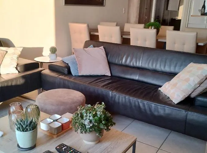 Met Zeezicht, Zwembad & Garage Apartment *