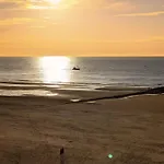 Met Zeezicht, Zwembad & Garage Lejlighed *