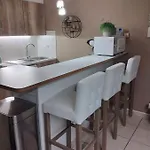 Met Zeezicht, Zwembad & Garage Lejlighed *