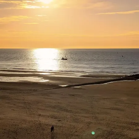 Met Zeezicht, Zwembad & Garage Апартаменти *