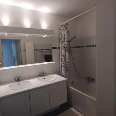 Met Zeezicht, Zwembad & Garage 아파트 *