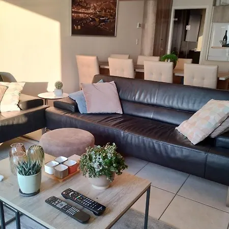 Met Zeezicht, Zwembad & Garage 아파트 *