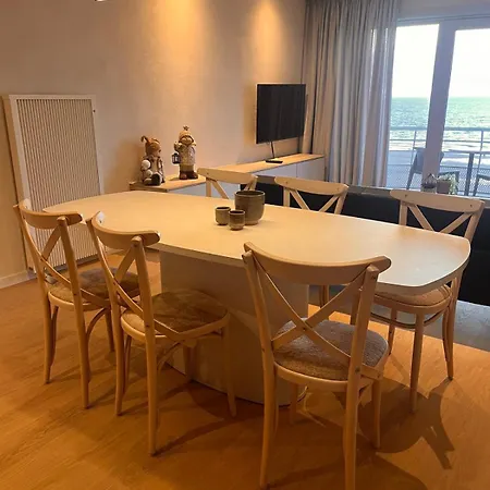 Met Zeezicht, Zwembad & Garage 아파트 *
